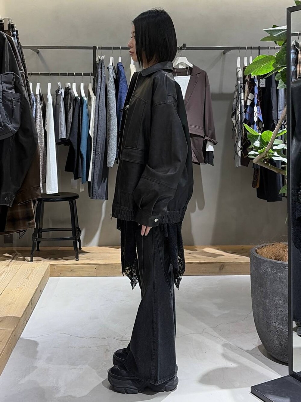 ブラック系のブーツ、ブラック系のデニムパンツ、ブラック系のブルゾンを着用したレディースの秋コーディネートの2枚目の写真