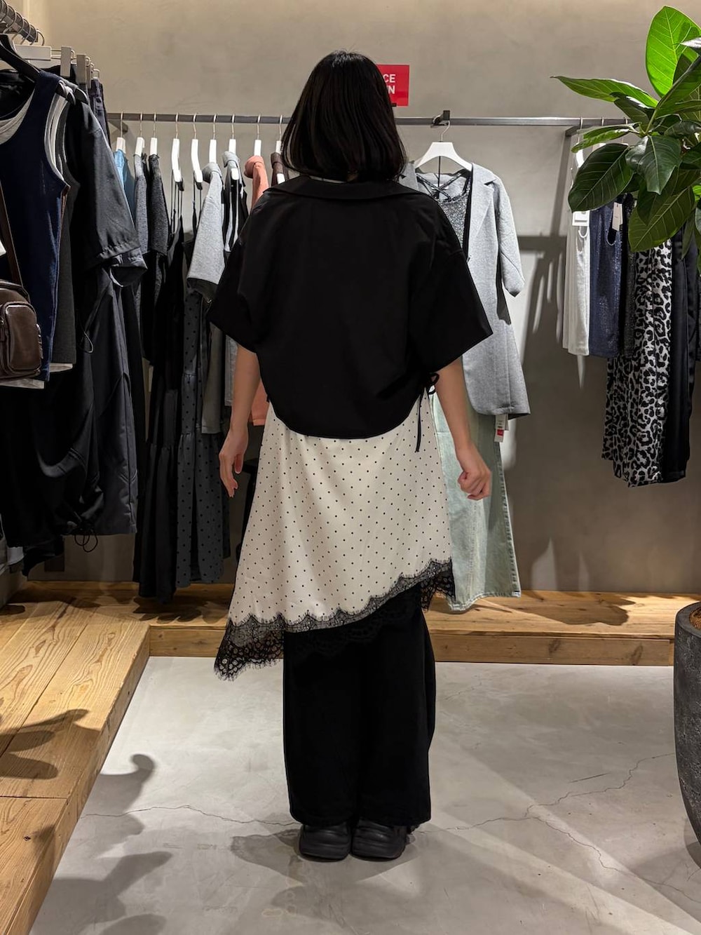 ホワイト系のチュニック、ブラック系のデニムパンツ、グレー系のTシャツ/カットソーを着用したレディースの夏コーディネートの3枚目の写真