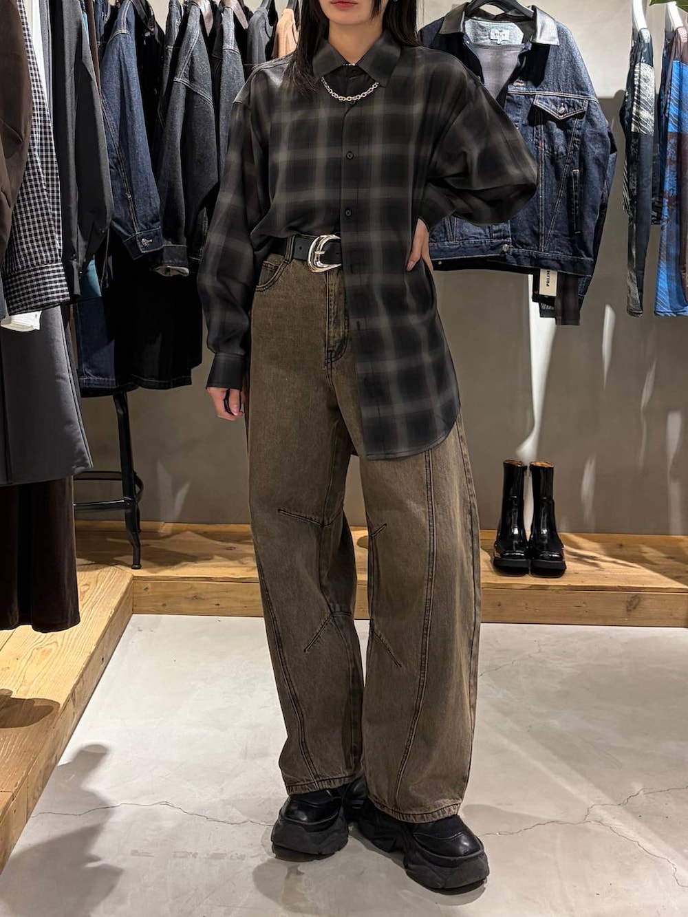 ブラック系のパーカー、ブラック系のシャツ/ブラウス、ブラウン系のデニムパンツを着用したレディースの秋コーディネートの6枚目の写真
