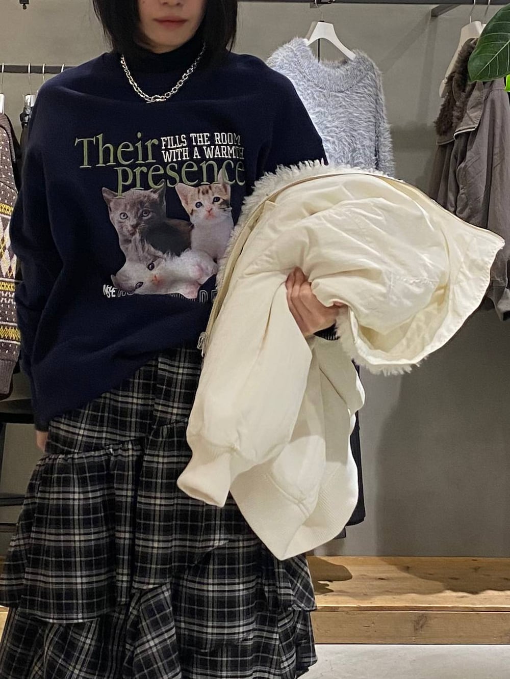 ホワイト系のブルゾン、ホワイト系のスカート、ブルー系のスウェットを着用したレディースの冬コーディネートの4枚目の写真