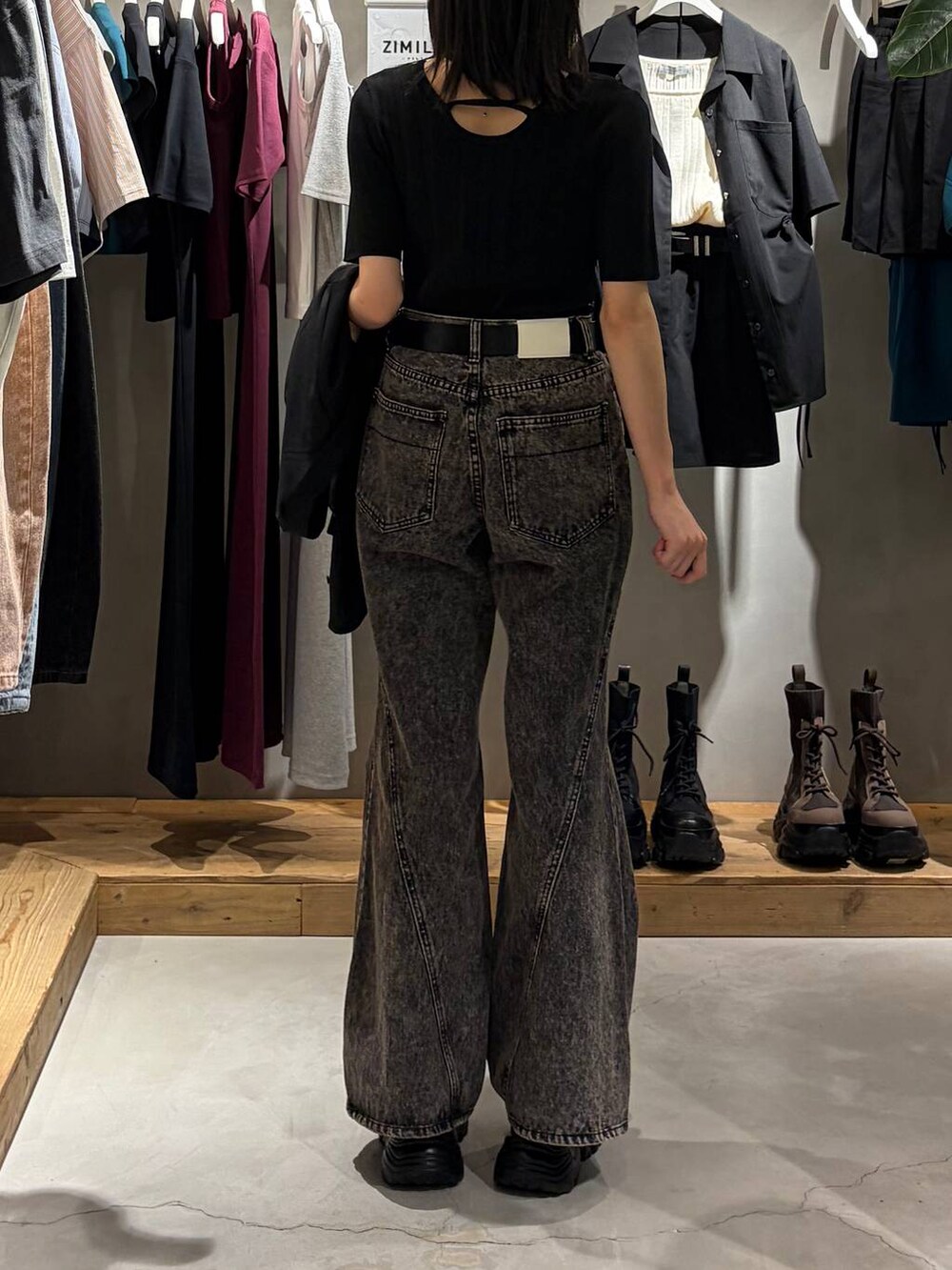 ブラック系のデニムパンツ、ブラック系のサンダル、ブラック系のシャツ/ブラウスを着用したレディースの春コーディネートの8枚目の写真