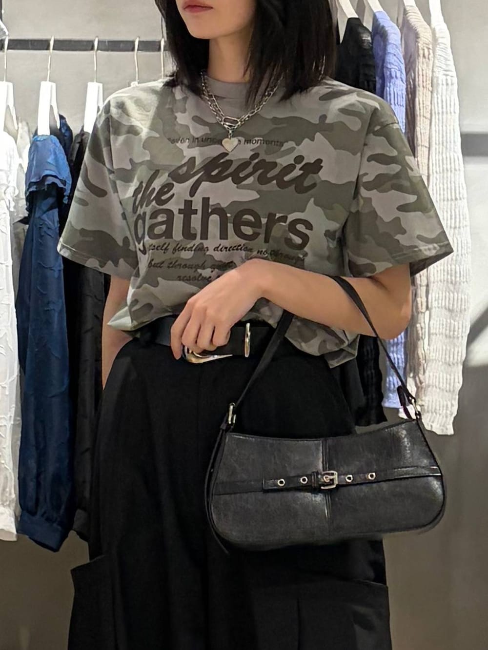 ブラック系のブーツ、ブラック系のハンドバッグ、その他のTシャツ/カットソーを着用したレディースの春コーディネートの4枚目の写真