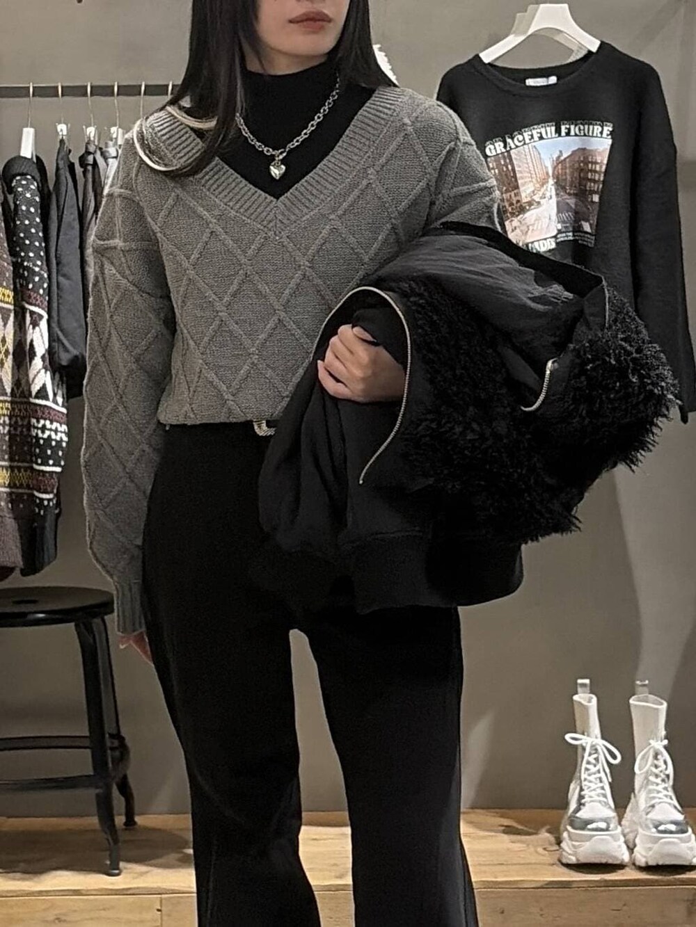 ブラック系のブーツ、ブラック系のデニムパンツ、ブラック系のブルゾンを着用したレディースの冬コーディネートの4枚目の写真