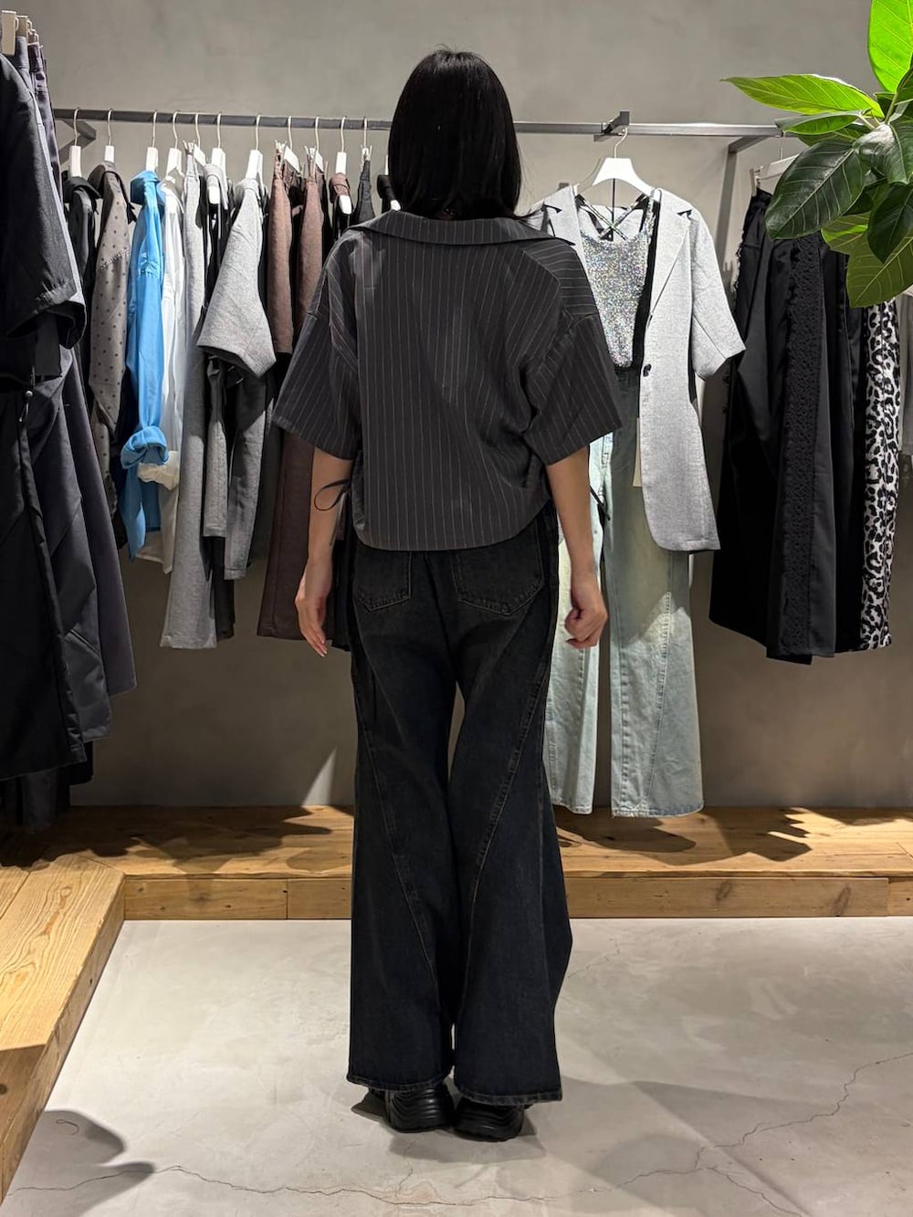 ホワイト系のTシャツ/カットソー、ブルー系のデニムパンツ、ブラック系のサンダルを着用したレディースの夏コーディネートの3枚目の写真