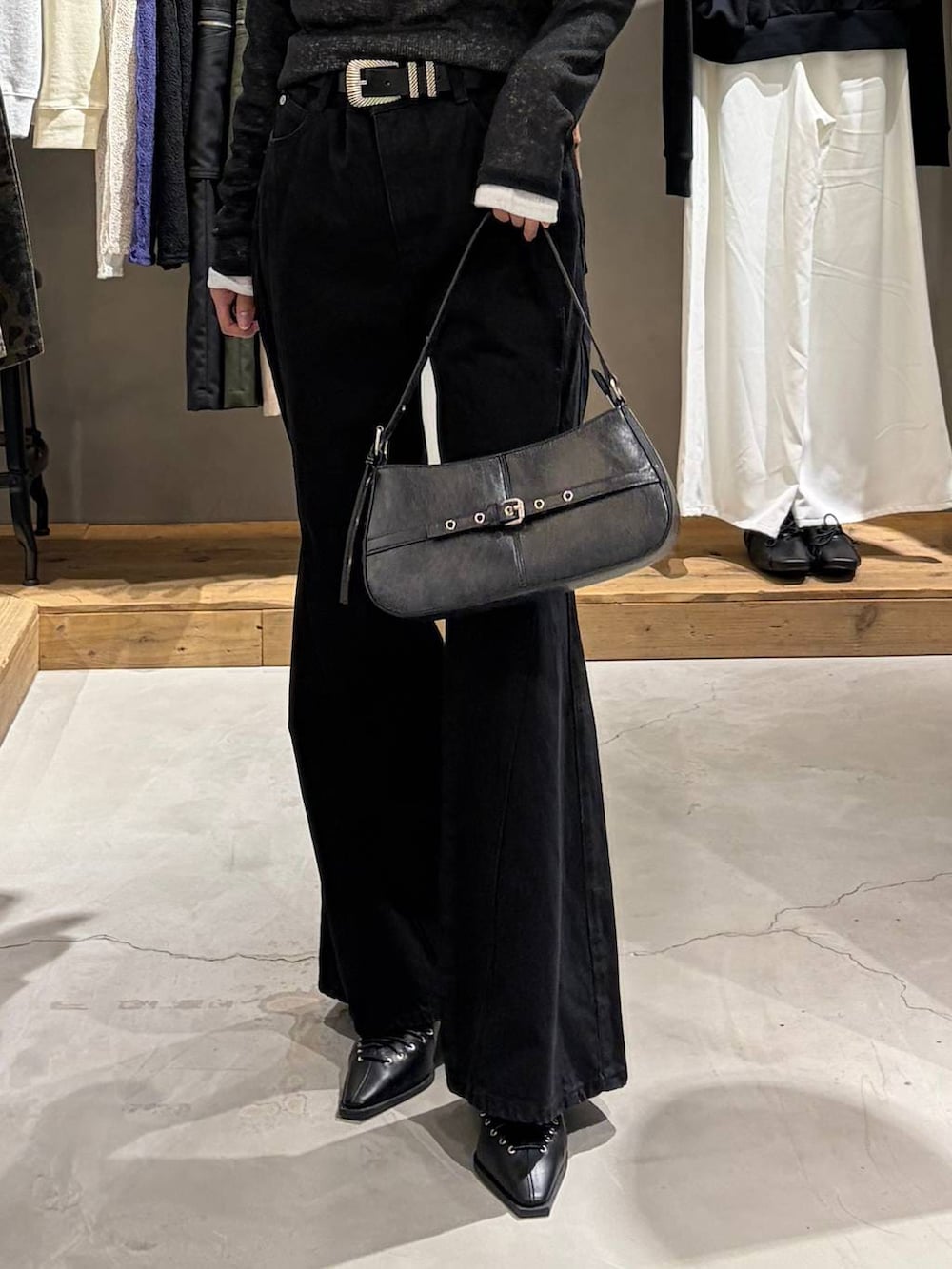 ブラック系のデニムパンツ、ブラック系のハンドバッグ、ブラック系のサンダルを着用したレディースの冬コーディネートの5枚目の写真