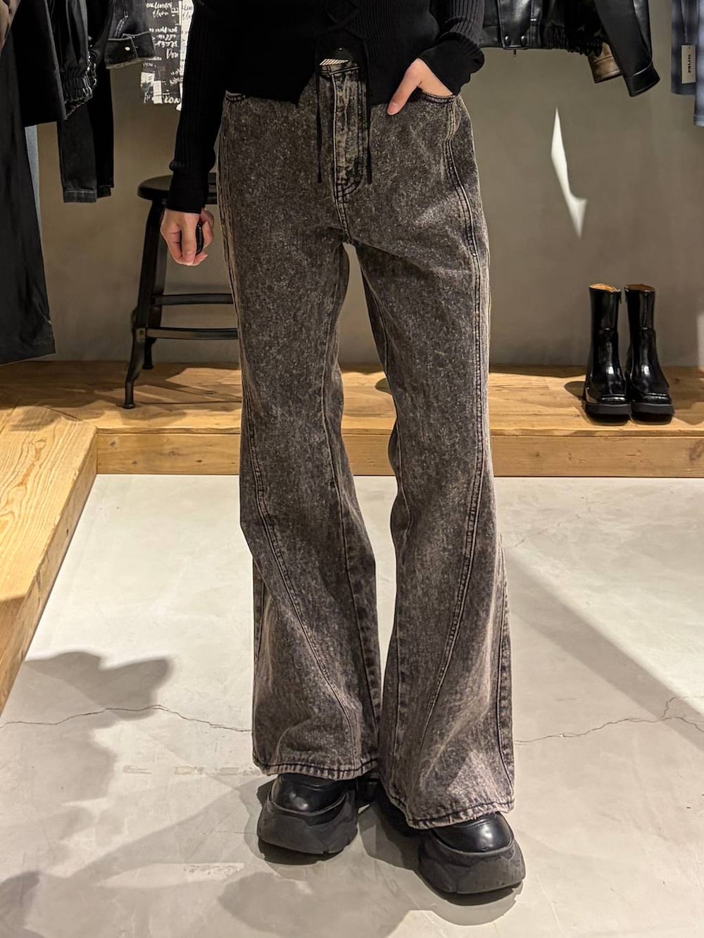 ブラック系のニット/セーター、ブラック系のデニムパンツ、シルバー系のネックレスを着用したレディースの秋コーディネートの5枚目の写真