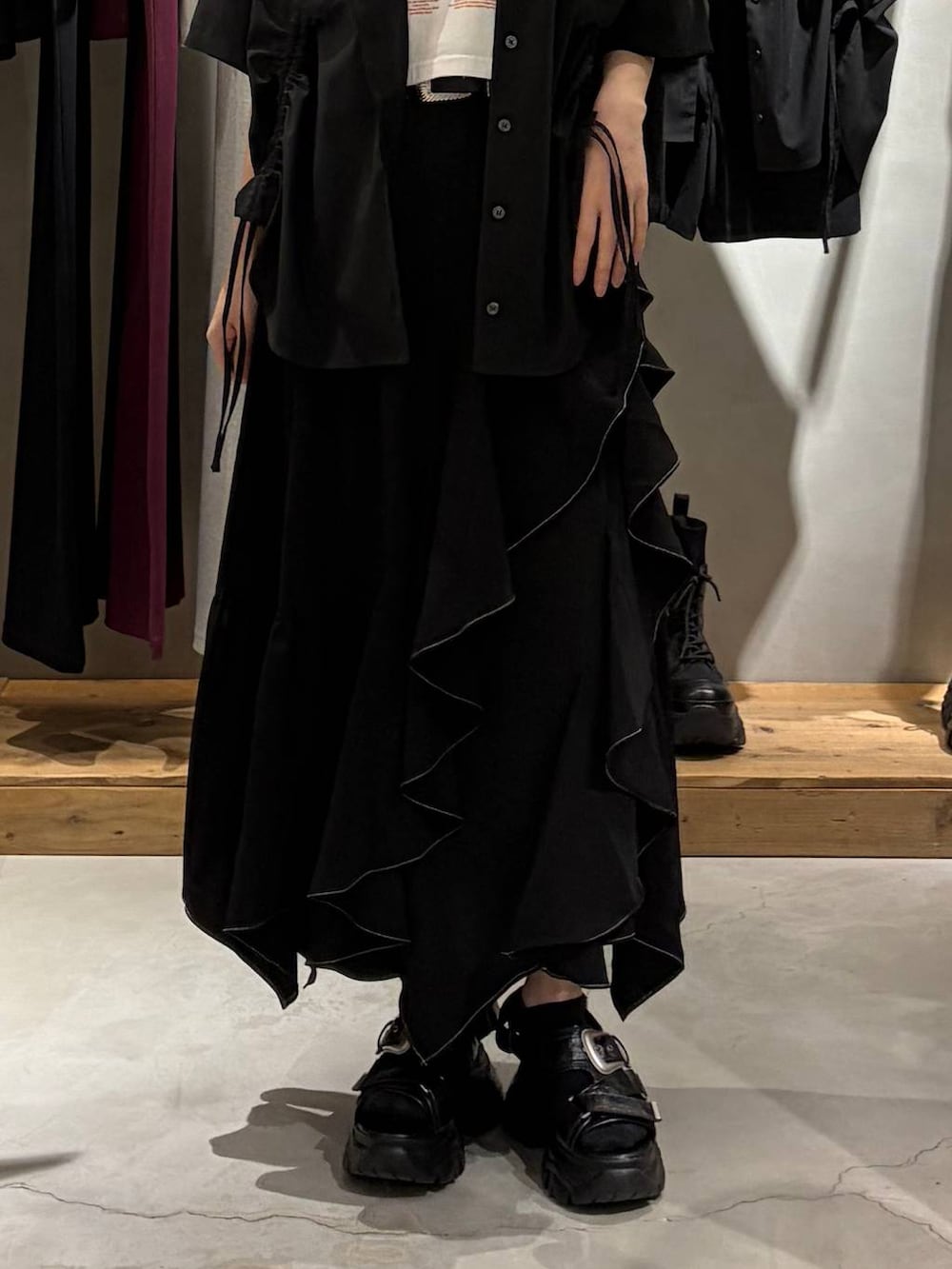ブラック系のスカート、ブラック系のサンダル、ブラック系のシャツ/ブラウスを着用したレディースの夏コーディネートの5枚目の写真