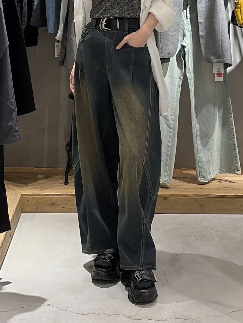 グリーン系のデニムパンツ、ブラック系のサンダル、ホワイト系のシャツ/ブラウスを着用したレディースの夏コーディネートの5枚目の写真
