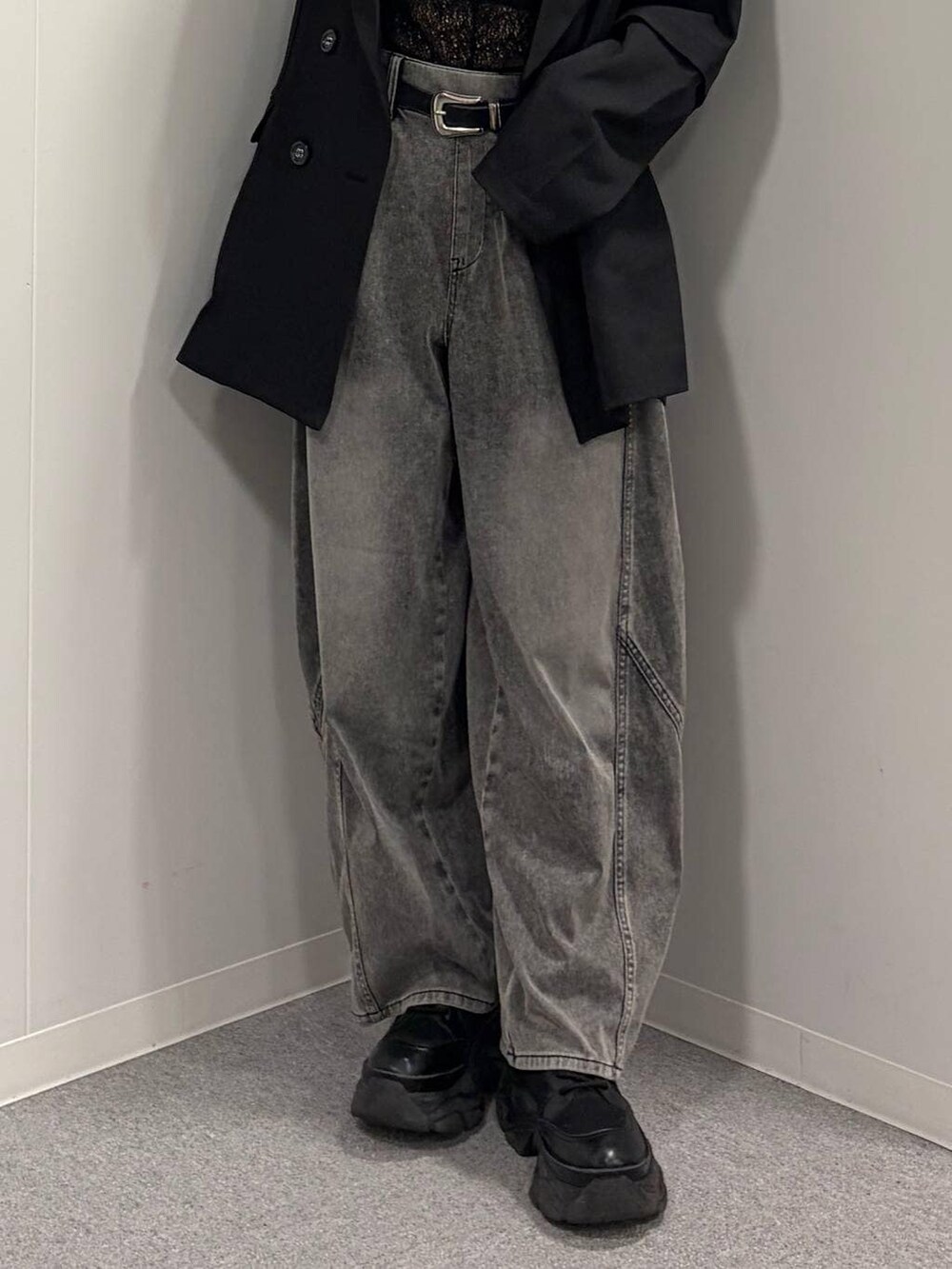 ブラック系のブーツ、ブラック系のデニムパンツ、ブラック系のTシャツ/カットソーを着用したレディースの春コーディネートの5枚目の写真