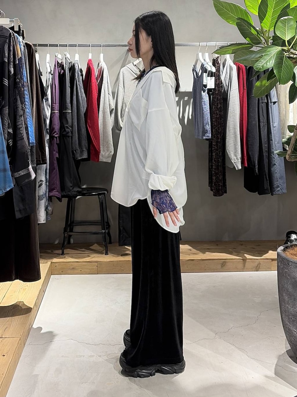 ブルー系のその他トップス、ブラック系のその他パンツ、ホワイト系のシャツ/ブラウスを着用したレディースの夏コーディネートの2枚目の写真