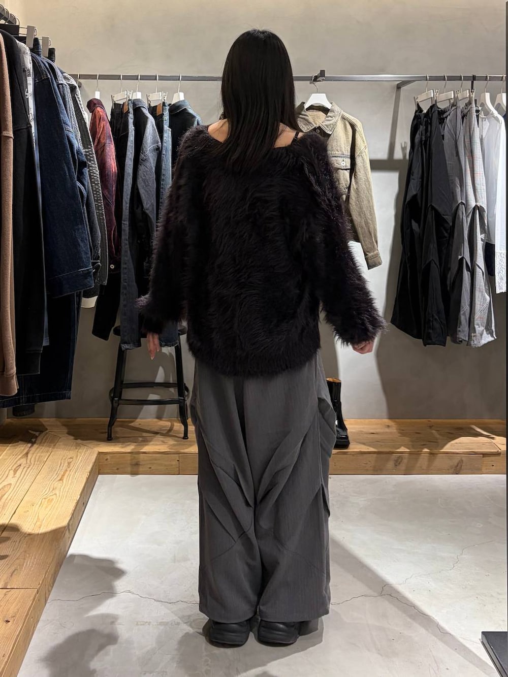 ブラック系のカーディガン/ボレロ、グレー系のその他パンツ、ブラック系のブーツを着用したレディースの秋コーディネートの3枚目の写真