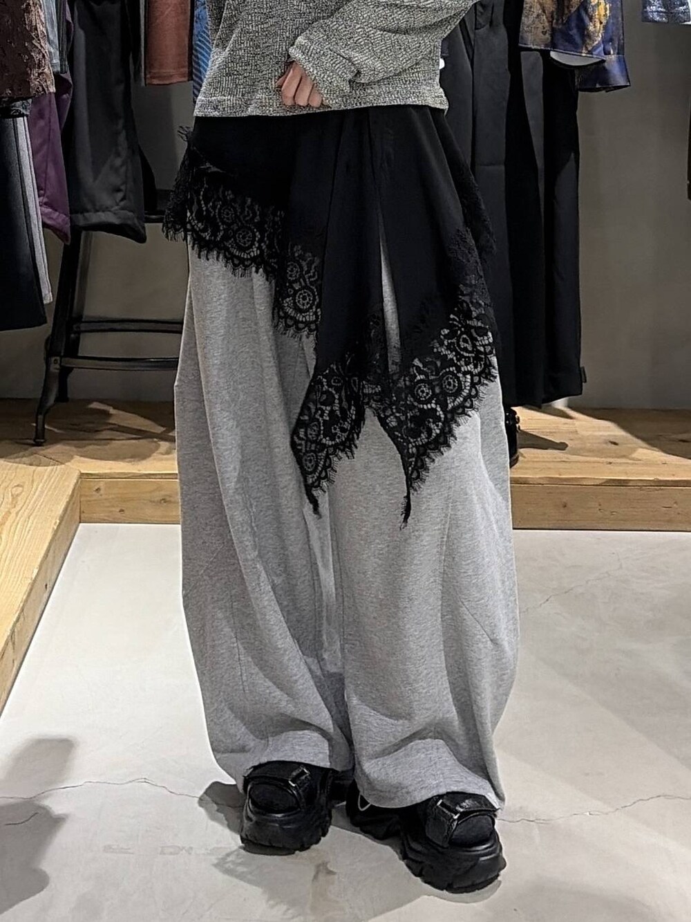 グレー系のスウェットパンツ、グレー系のニット/セーター、ブラック系のサンダルを着用したレディースの夏コーディネートの5枚目の写真