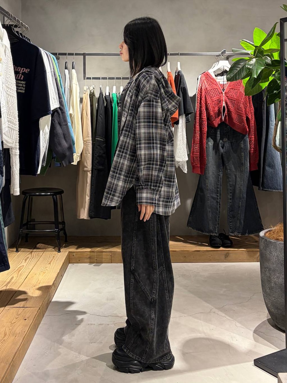 ブラック系のブーツ、ブラック系のデニムパンツ、ブラック系のTシャツ/カットソーを着用したレディースの春コーディネートの2枚目の写真