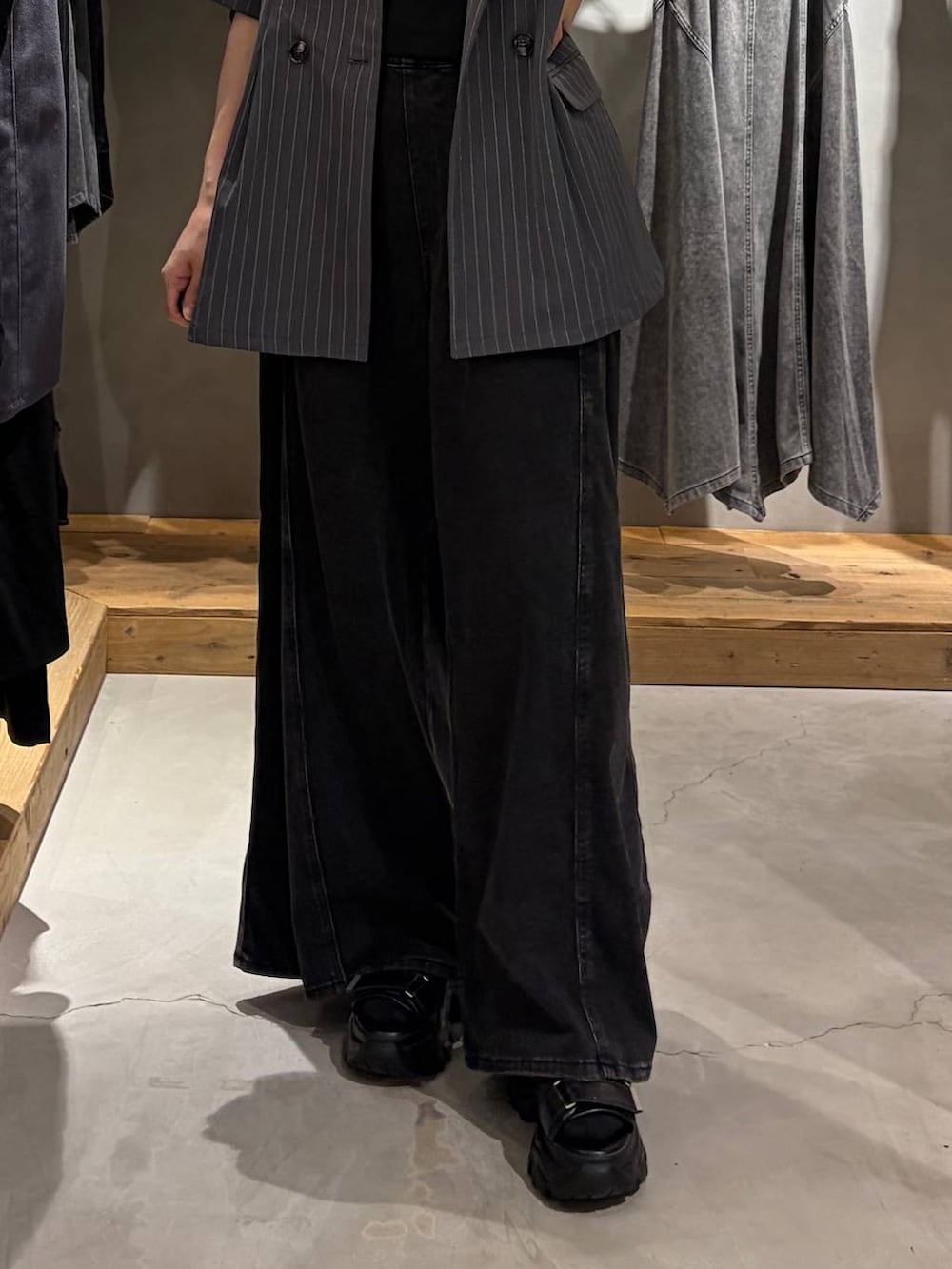 ブラック系のデニムパンツ、ブラック系のTシャツ/カットソー、ブラック系のサンダルを着用したレディースの夏コーディネートの5枚目の写真