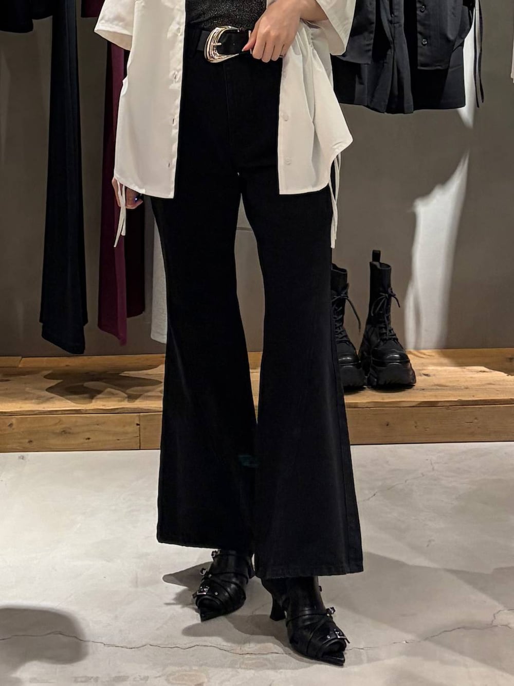 ブラック系のデニムパンツ、ブラック系のサンダル、ホワイト系のシャツ/ブラウスを着用したレディースの春コーディネートの5枚目の写真