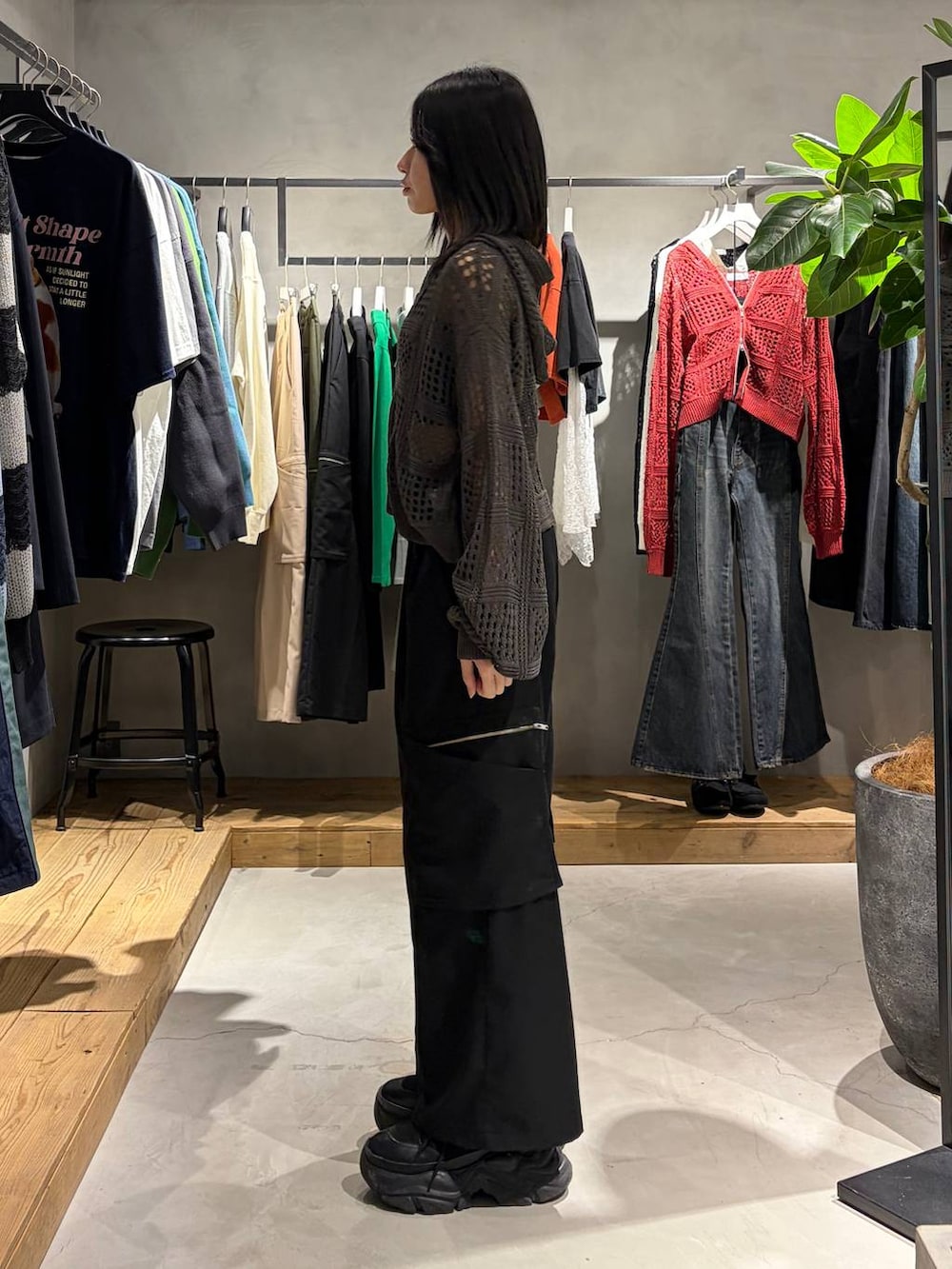 ブラック系のブーツ、ブラック系のキャミソール、ブラック系のスラックスを着用したレディースの春コーディネートの2枚目の写真