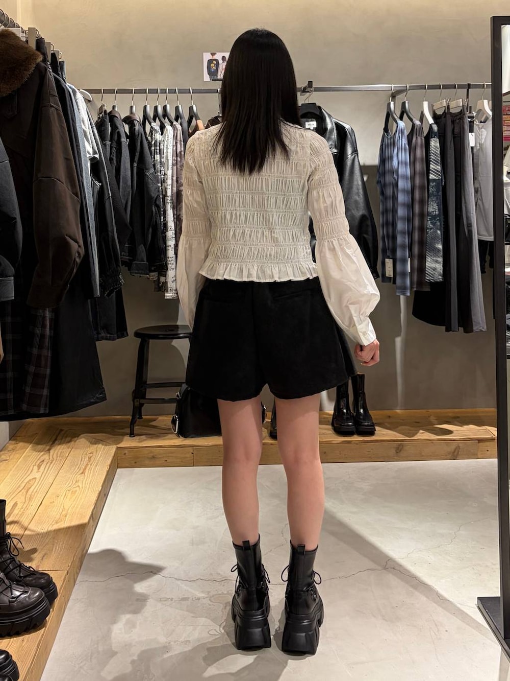 ブラック系のブーツ、ブラック系のその他パンツ、ホワイト系のTシャツ/カットソーを着用したレディースの秋コーディネートの3枚目の写真