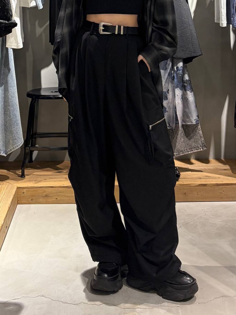 ブラック系のカーゴパンツ、ブラック系のシャツ/ブラウス、ブラック系のスニーカーを着用したレディースの夏コーディネートの5枚目の写真