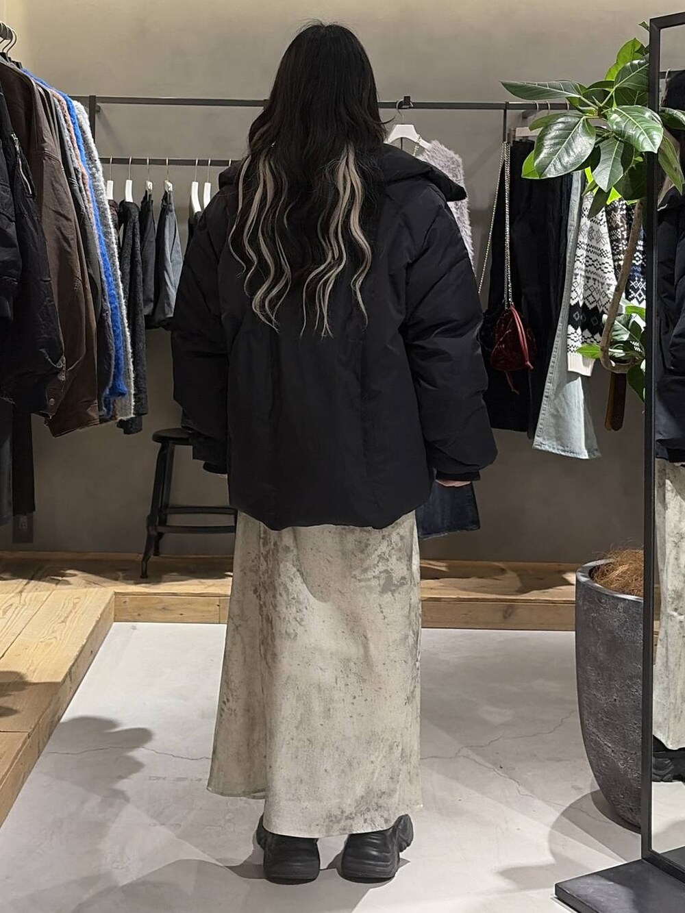 ブラック系のブーツ、ブラック系のブルゾン、ホワイト系のニット/セーターを着用したレディースの冬コーディネートの3枚目の写真