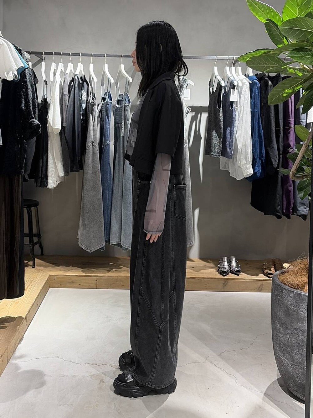 ブラック系のテーラードジャケット、ホワイト系のTシャツ/カットソー、ブラック系のデニムパンツを着用したレディースの夏コーディネートの2枚目の写真
