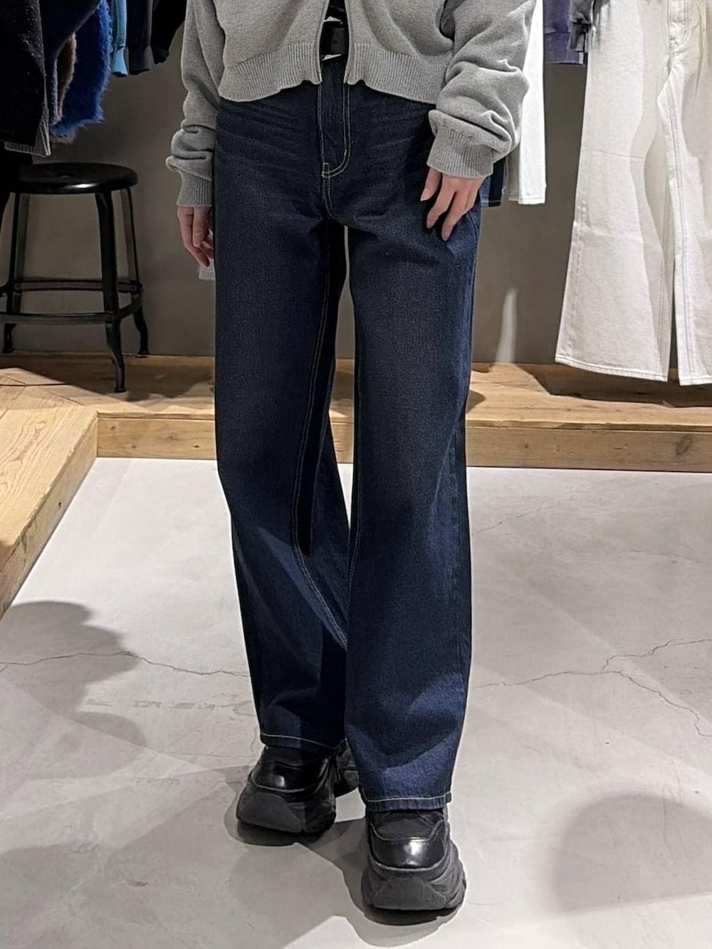 ブラック系のブーツ、ブルー系のスラックス、グレー系のパーカーを着用したレディースの冬コーディネートの5枚目の写真