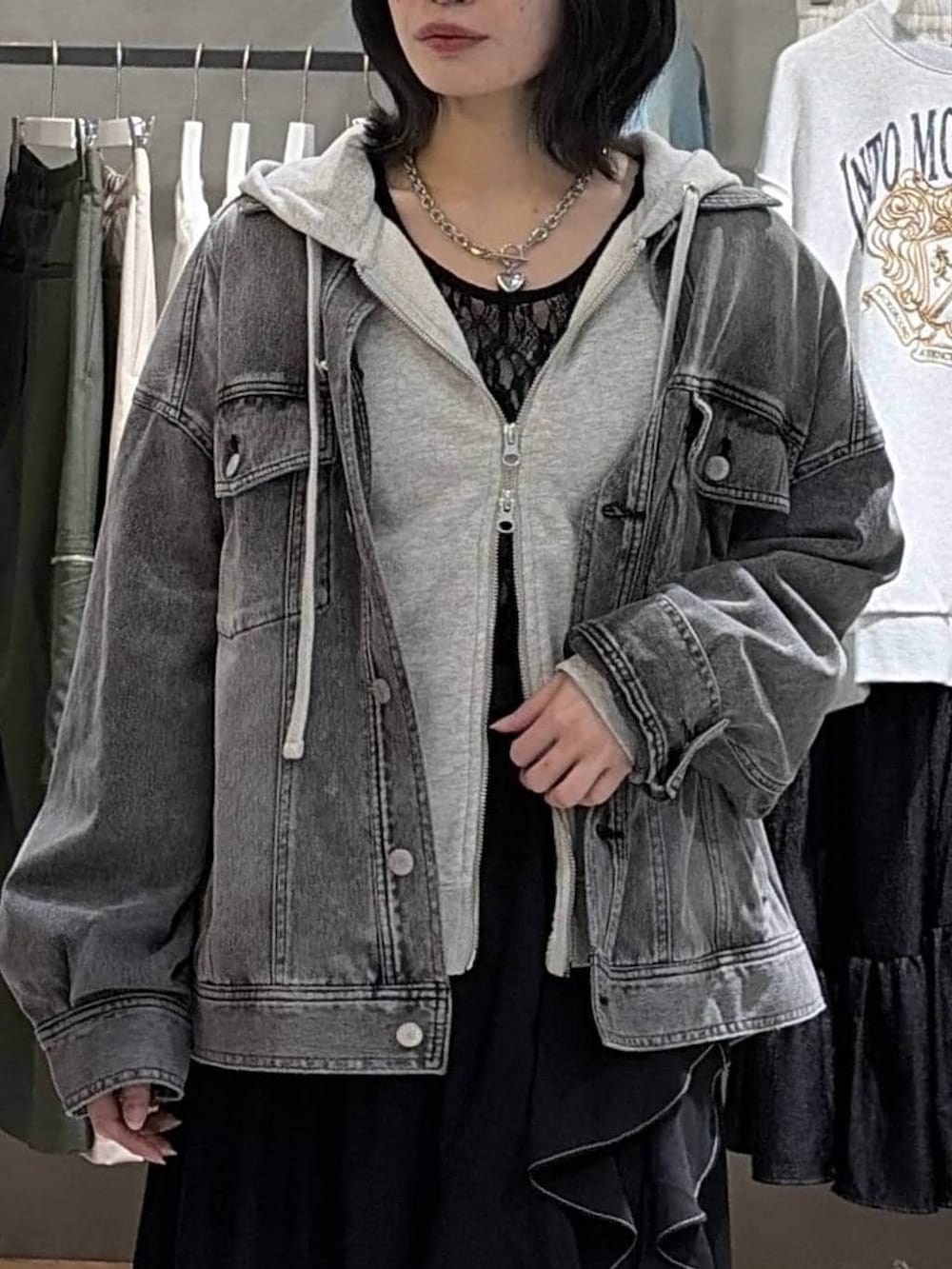 ブラック系のTシャツ/カットソー、グレー系のパーカー、ブラック系のスカートを着用したレディースの冬コーディネートの4枚目の写真