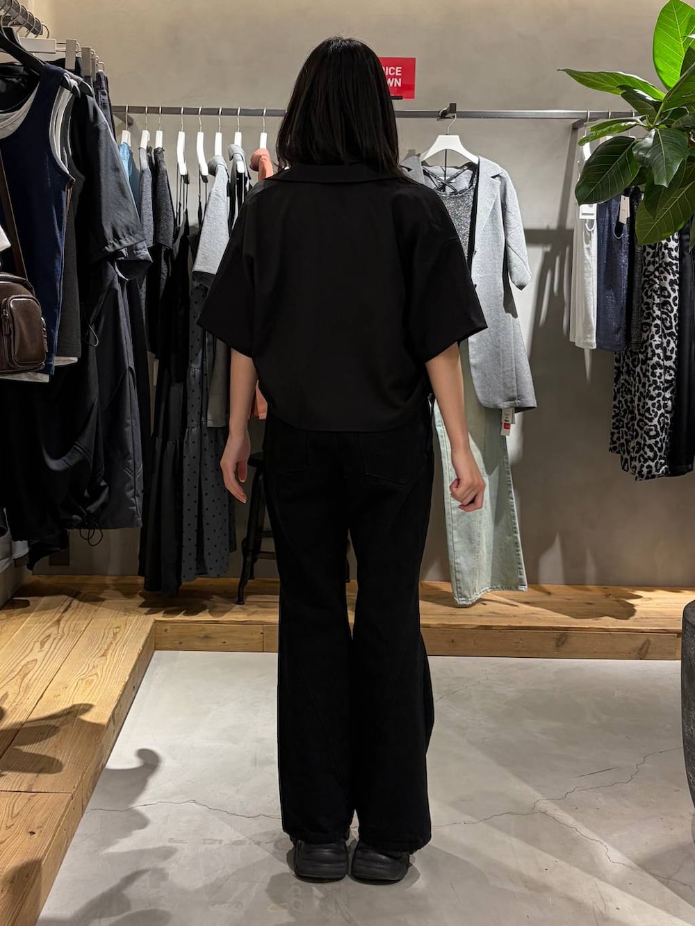 ブラック系のデニムパンツ、グレー系のTシャツ/カットソー、ブラック系のシャツ/ブラウスを着用したレディースの夏コーディネートの3枚目の写真
