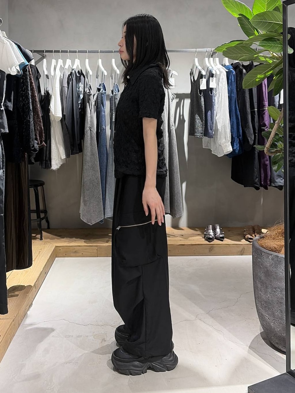 ブラック系のカーゴパンツ、ブラック系のシャツ/ブラウス、ブラック系のベルトを着用したレディースの夏コーディネートの2枚目の写真