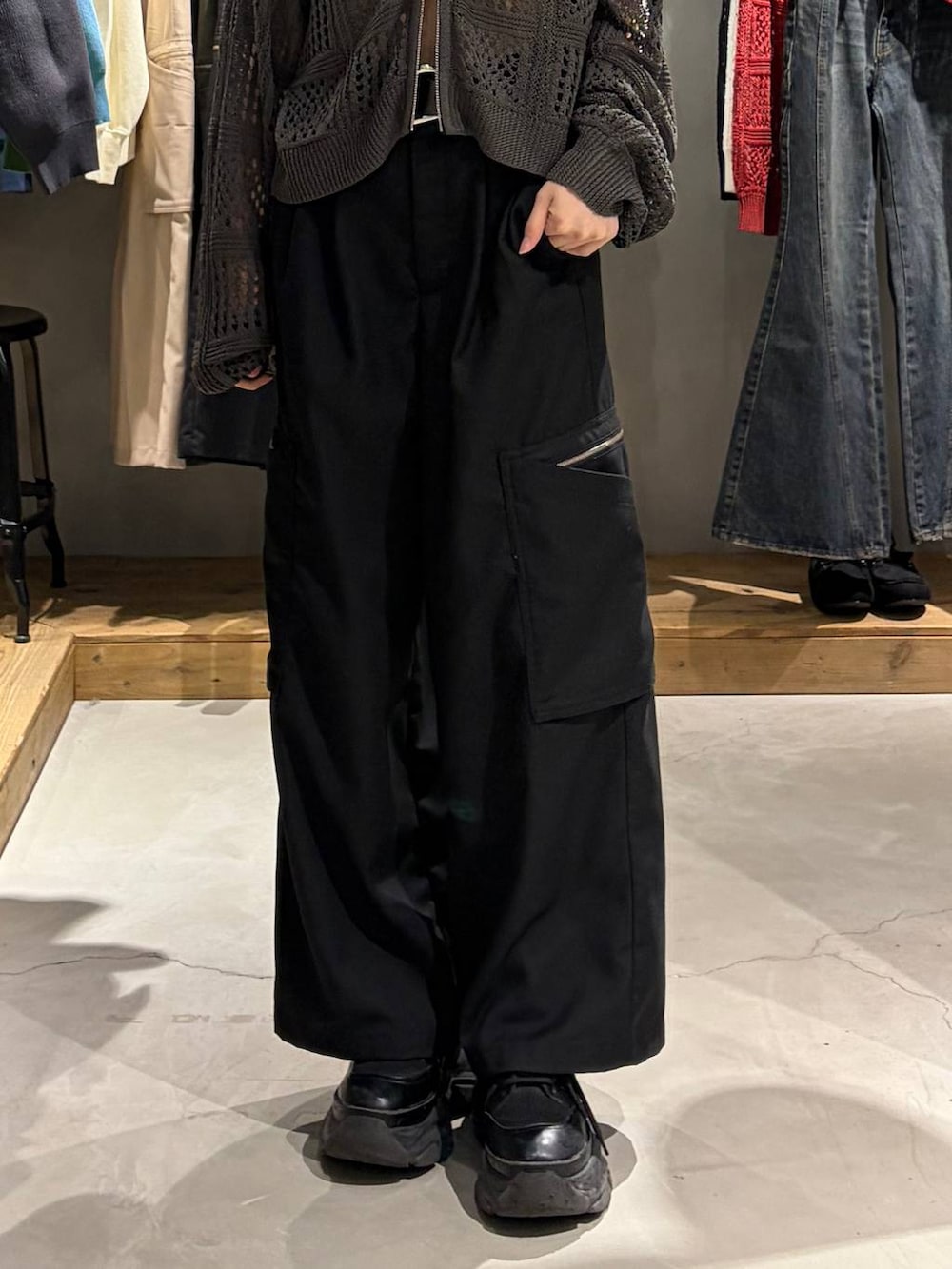 ブラック系のブーツ、ブラック系のキャミソール、ブラック系のスラックスを着用したレディースの春コーディネートの5枚目の写真