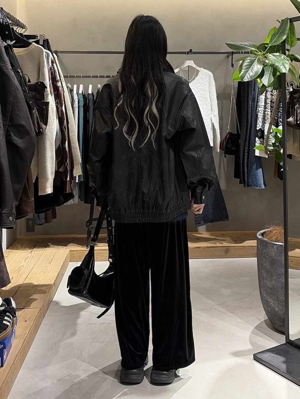 ブラック系のブーツ、ブラック系のブルゾン、ブルー系のニット/セーターを着用したレディースの冬コーディネートの3枚目の写真