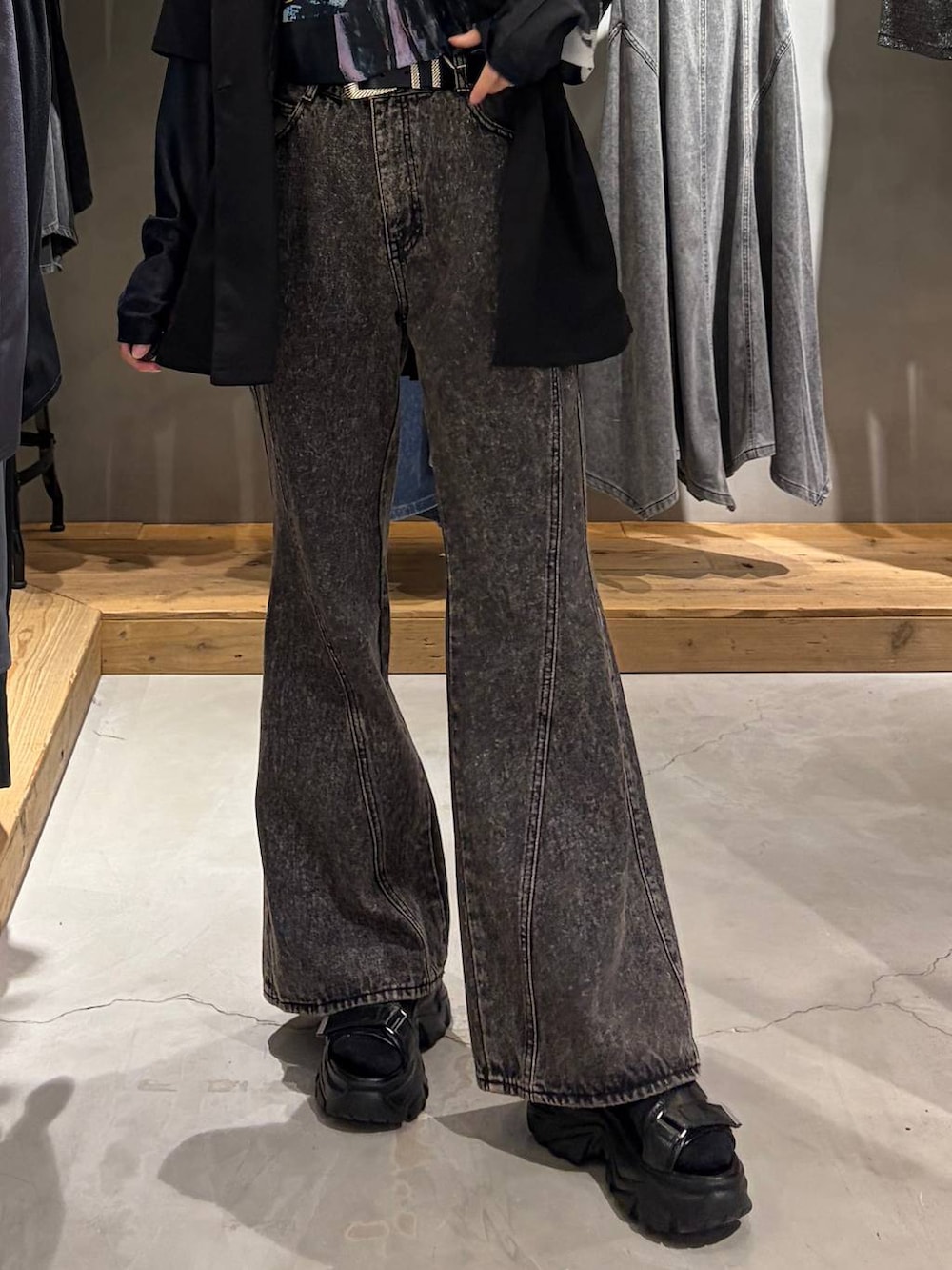 ブラック系のTシャツ/カットソー、ブラック系のデニムパンツ、ブラック系のサンダルを着用したレディースの夏コーディネートの5枚目の写真