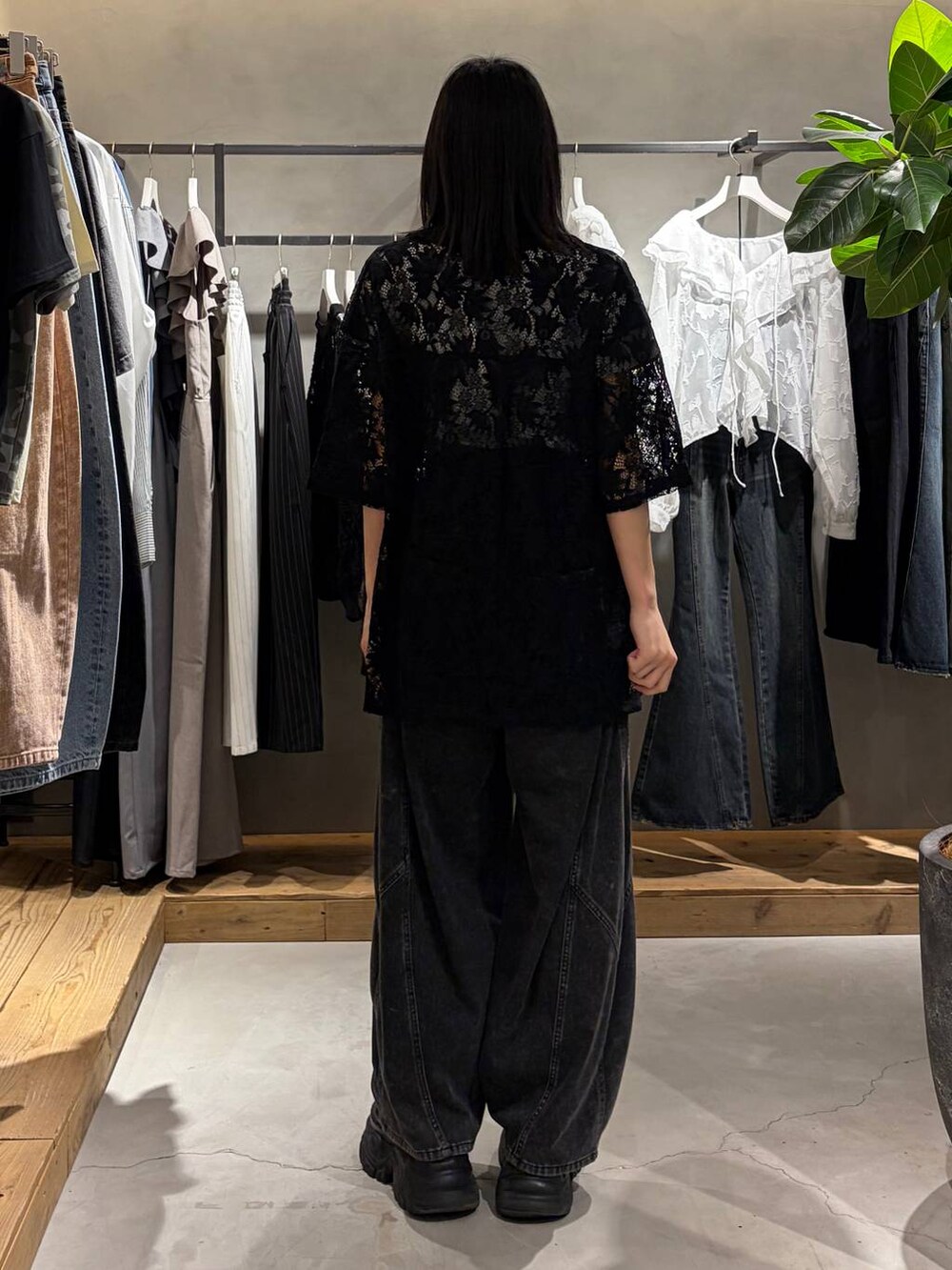 ブラック系のブーツ、ブラック系のシャツ/ブラウス、ブラック系のデニムパンツを着用したレディースの春コーディネートの3枚目の写真