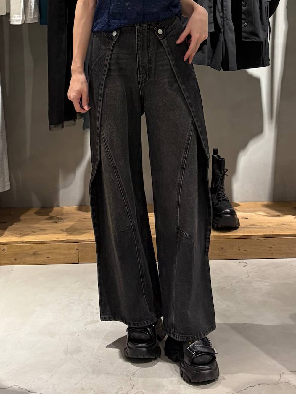 ブラック系のサンダル、グレー系のTシャツ/カットソー、ブラック系のデニムパンツを着用したレディースの春コーディネートの5枚目の写真