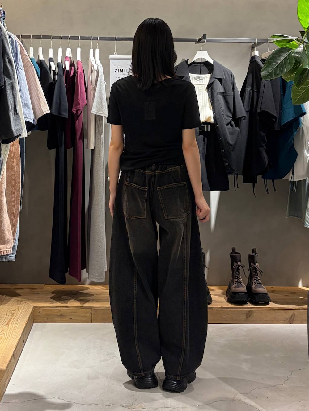 ブラック系のデニムパンツ、ブラック系のサンダル、ブラック系のTシャツ/カットソーを着用したレディースの夏コーディネートの3枚目の写真