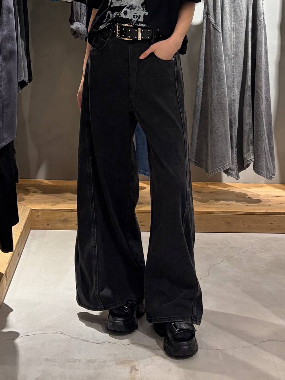 ブラック系のデニムパンツ、ブラック系のTシャツ/カットソー、ブラック系のサンダルを着用したレディースの夏コーディネートの5枚目の写真