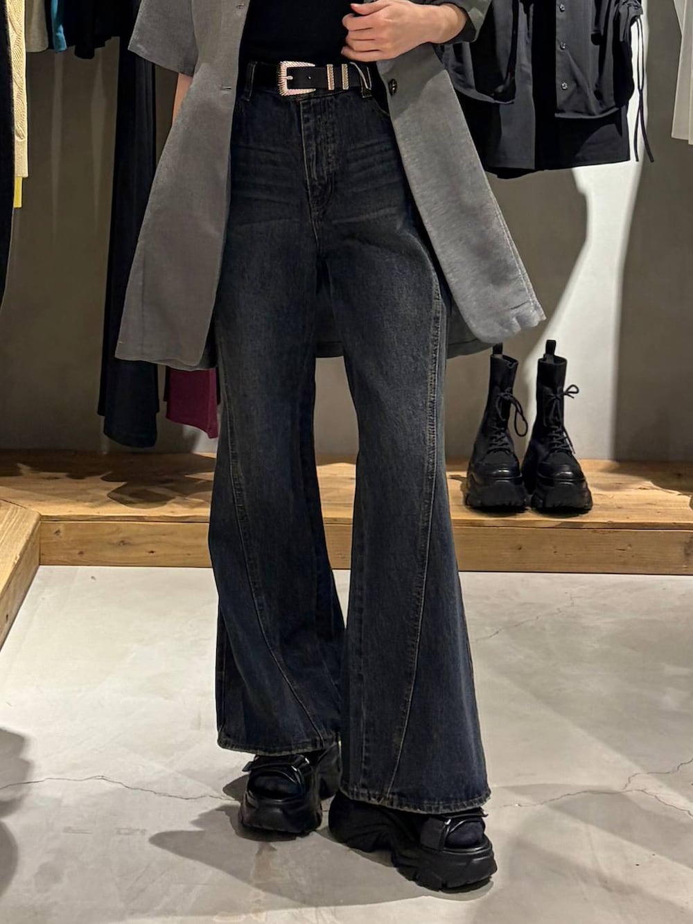 ブルー系のデニムパンツ、ブラック系のサンダル、ブラック系のTシャツ/カットソーを着用したレディースの春コーディネートの5枚目の写真