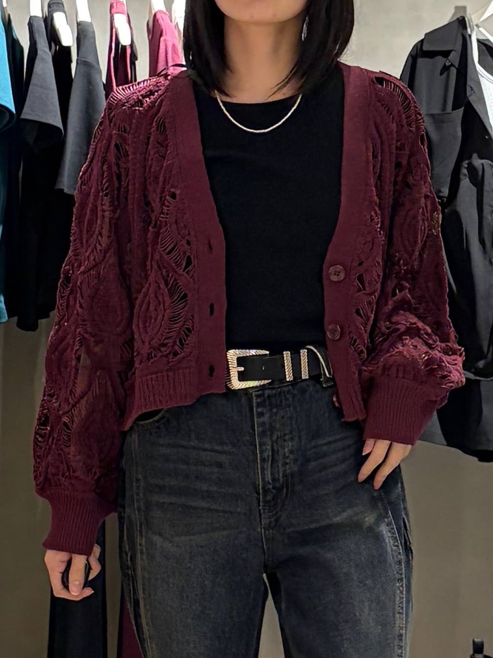パープル系のカーディガン/ボレロ、ブルー系のデニムパンツ、ブラック系のTシャツ/カットソーを着用したレディースの春コーディネートの4枚目の写真