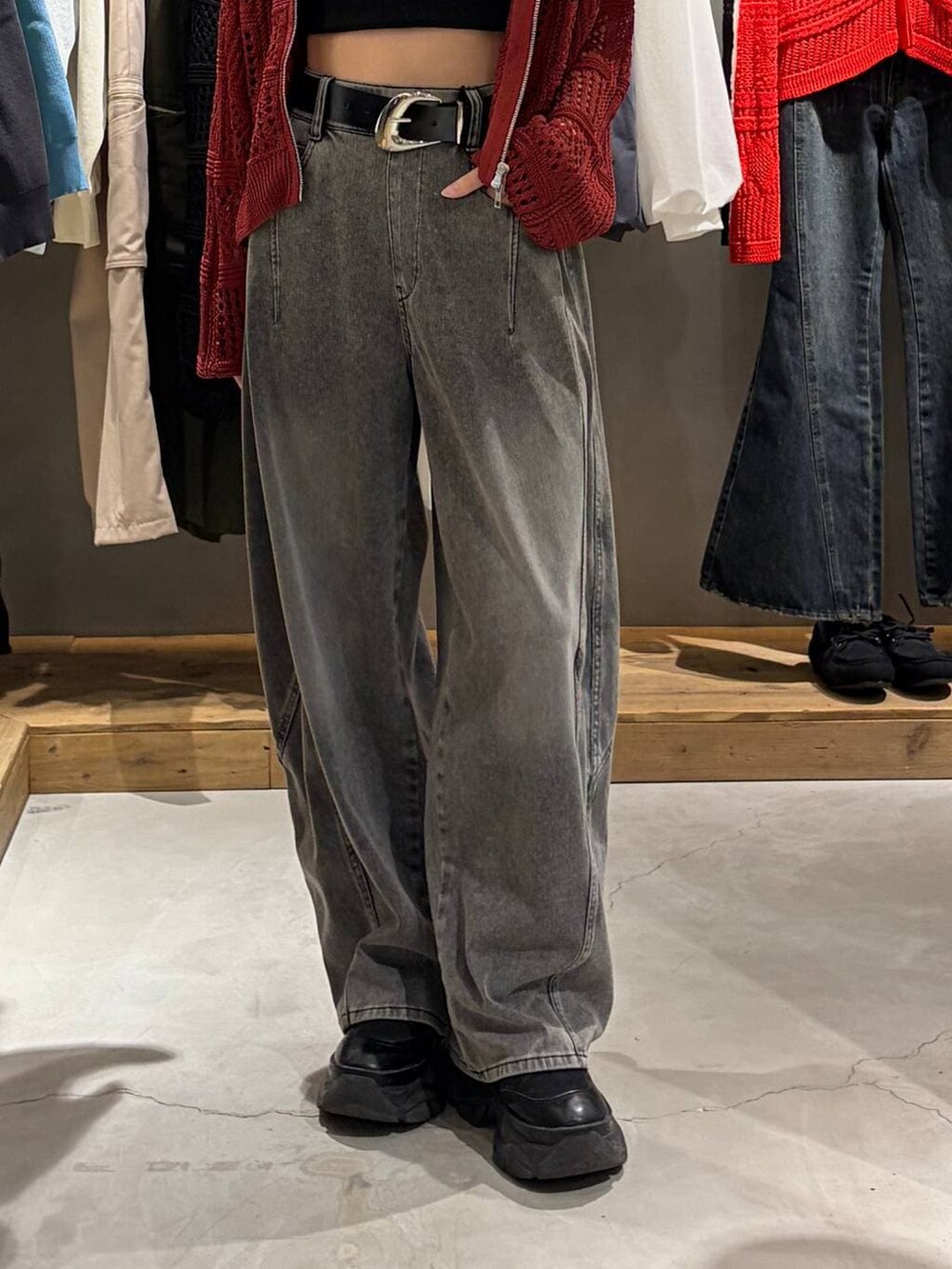 ブラック系のブーツ、ブラック系のキャミソール、ブラック系のデニムパンツを着用したレディースの春コーディネートの5枚目の写真