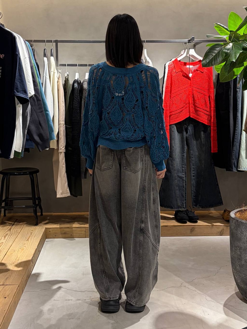 ブラック系のブーツ、ブラック系のキャミソール、ブルー系のカーディガン/ボレロを着用したレディースの春コーディネートの3枚目の写真