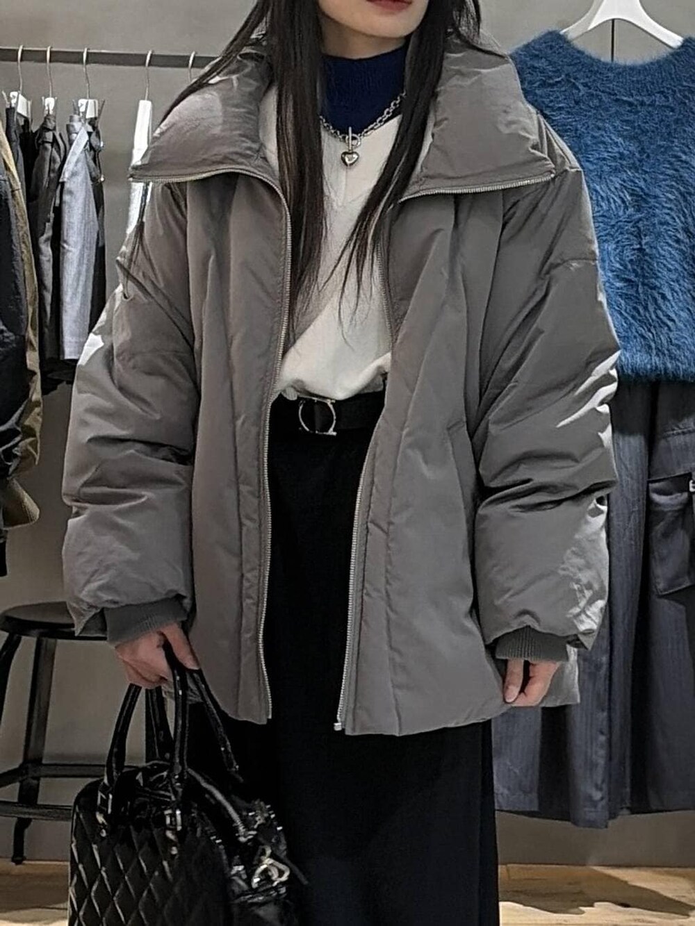 ブラック系のブーツ、グレー系のブルゾン、ブルー系のニット/セーターを着用したレディースの冬コーディネートの4枚目の写真