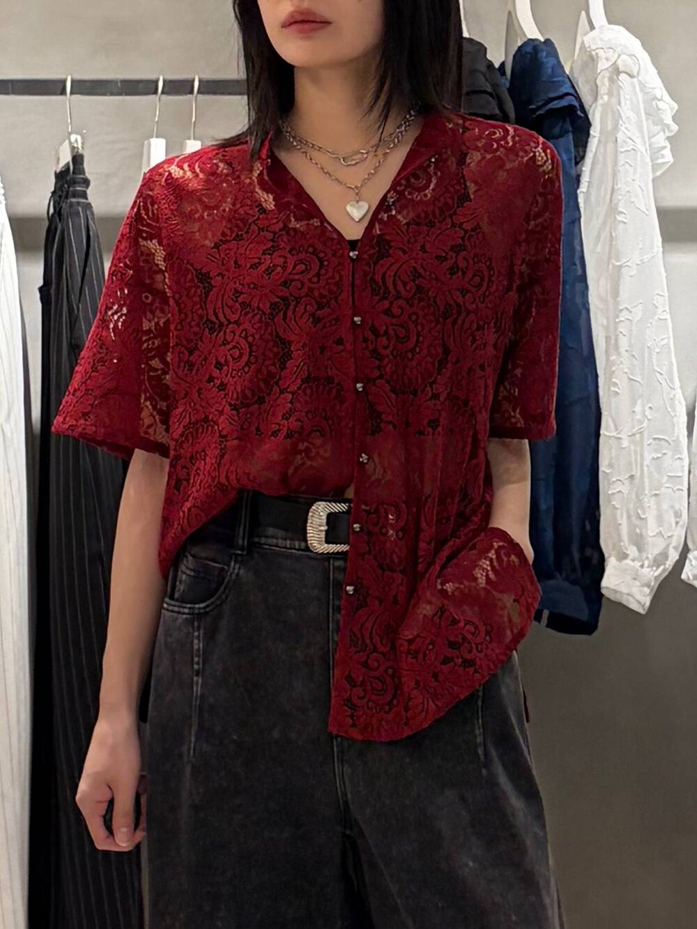 ブラック系のブーツ、レッド系のシャツ/ブラウス、ブラック系のデニムパンツを着用したレディースの春コーディネートの4枚目の写真