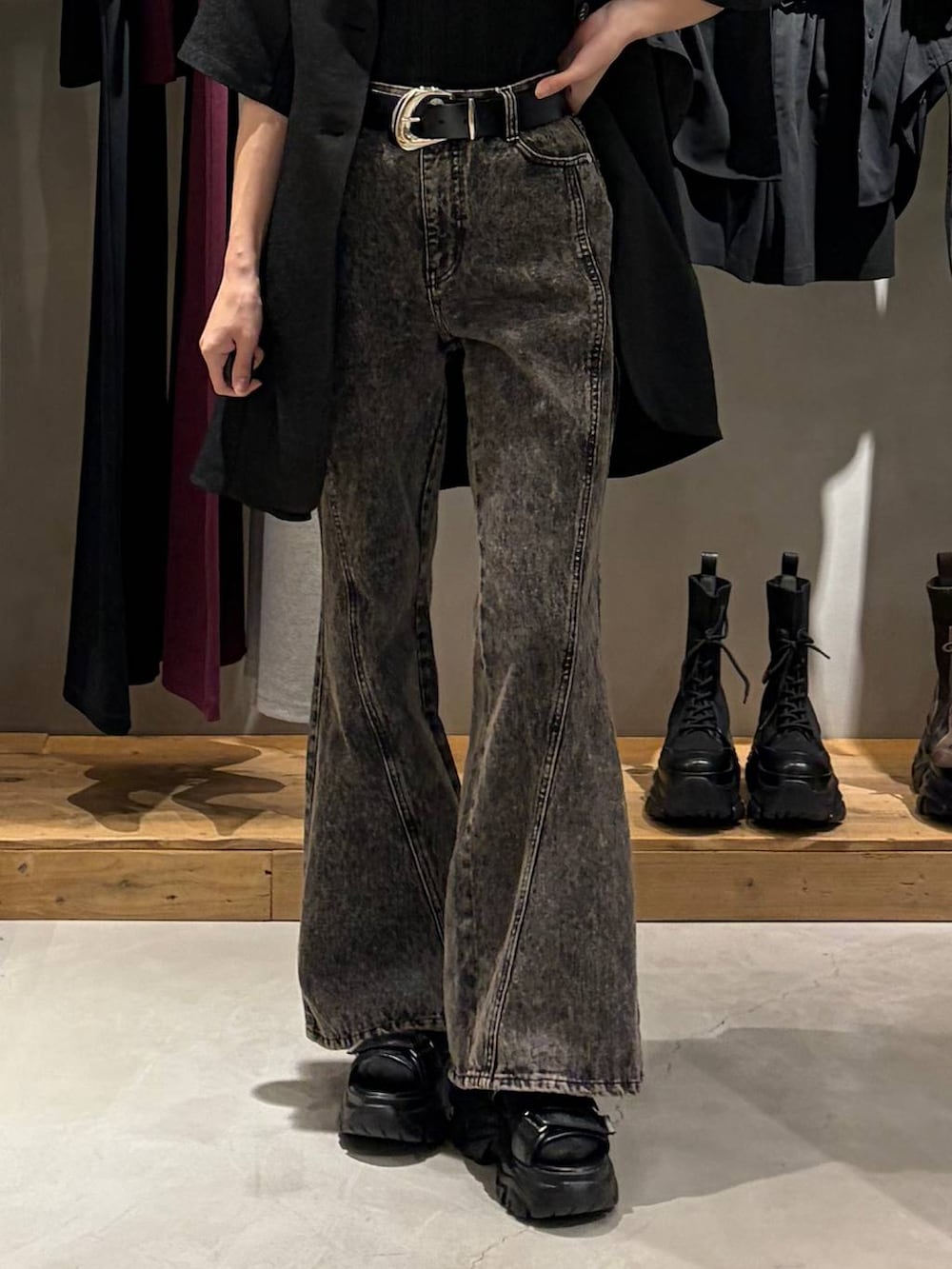 ブラック系のデニムパンツ、ブラック系のサンダル、ブラック系のテーラードジャケットを着用したレディースの春コーディネートの5枚目の写真