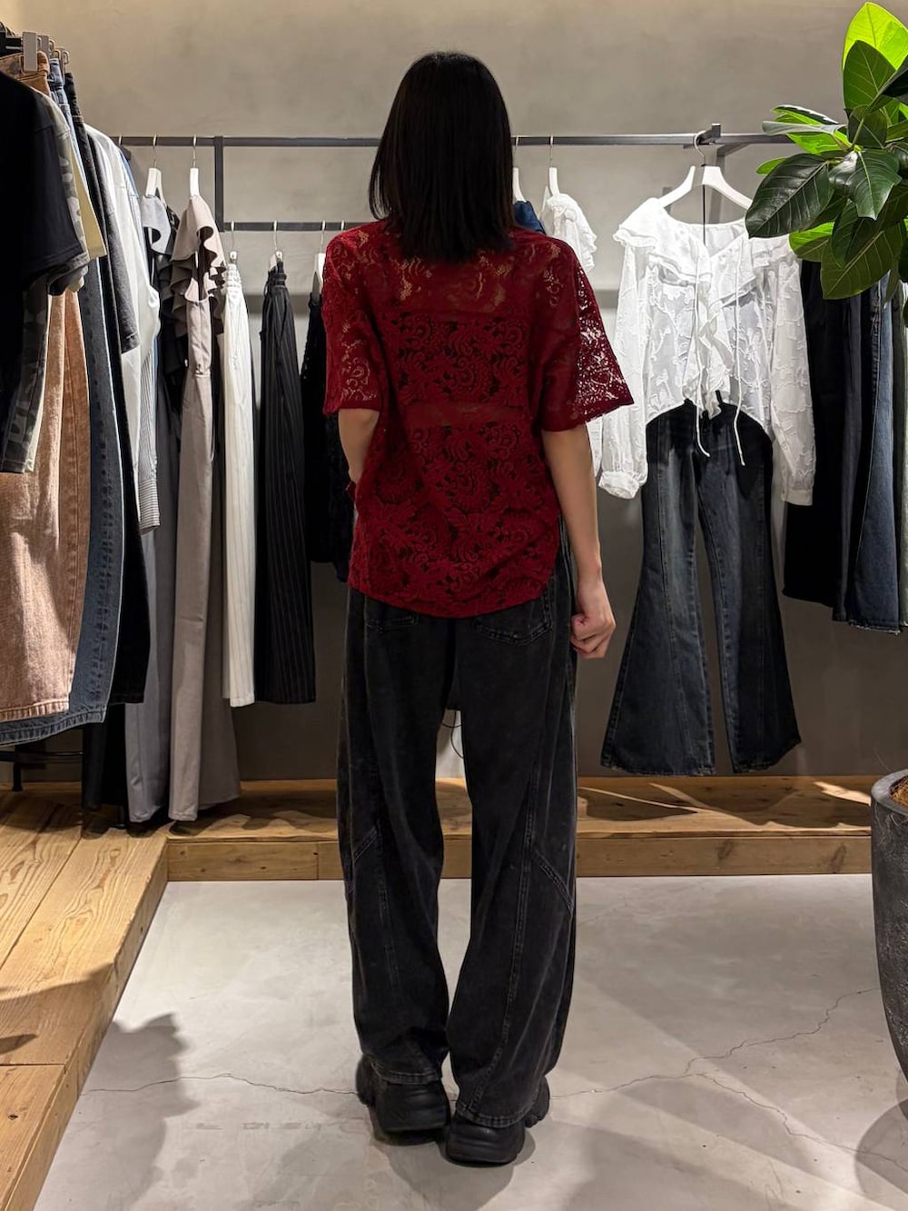 ブラック系のブーツ、レッド系のシャツ/ブラウス、ブラック系のデニムパンツを着用したレディースの春コーディネートの3枚目の写真