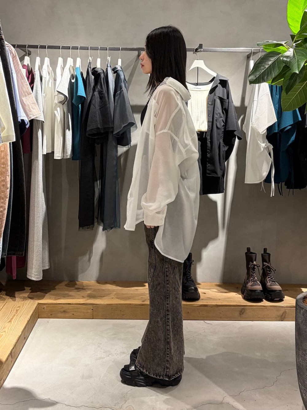 ブラック系のデニムパンツ、ブラック系のサンダル、ホワイト系のシャツ/ブラウスを着用したレディースの春コーディネートの2枚目の写真