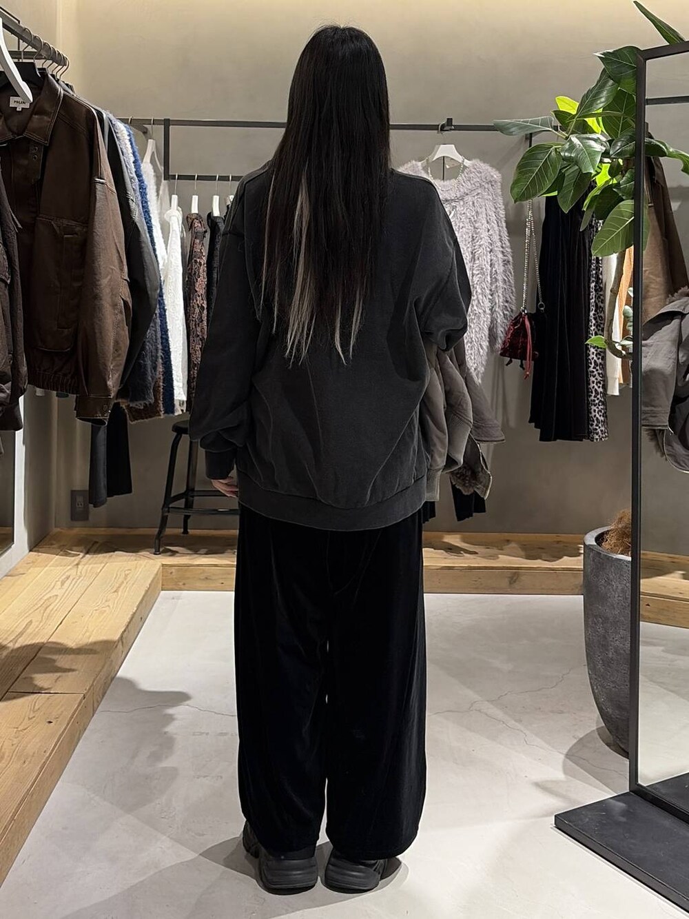 ブラック系のブーツ、ブラウン系のブルゾン、グレー系のスウェットを着用したレディースの冬コーディネートの3枚目の写真