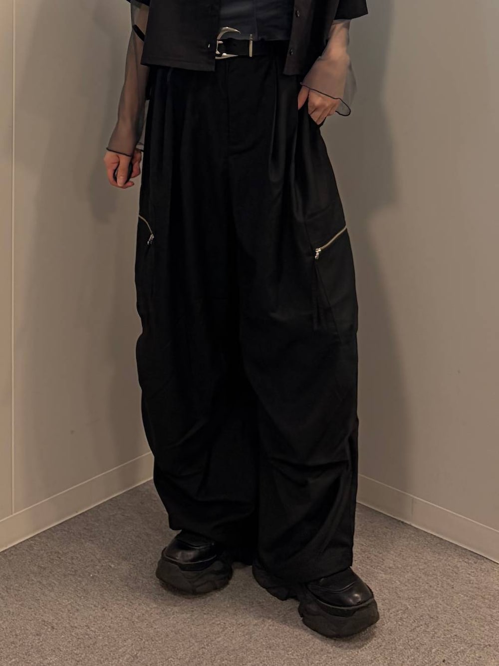 ブラック系のカーゴパンツ、グレー系のTシャツ/カットソー、ブラック系のシャツ/ブラウスを着用したレディースの夏コーディネートの5枚目の写真