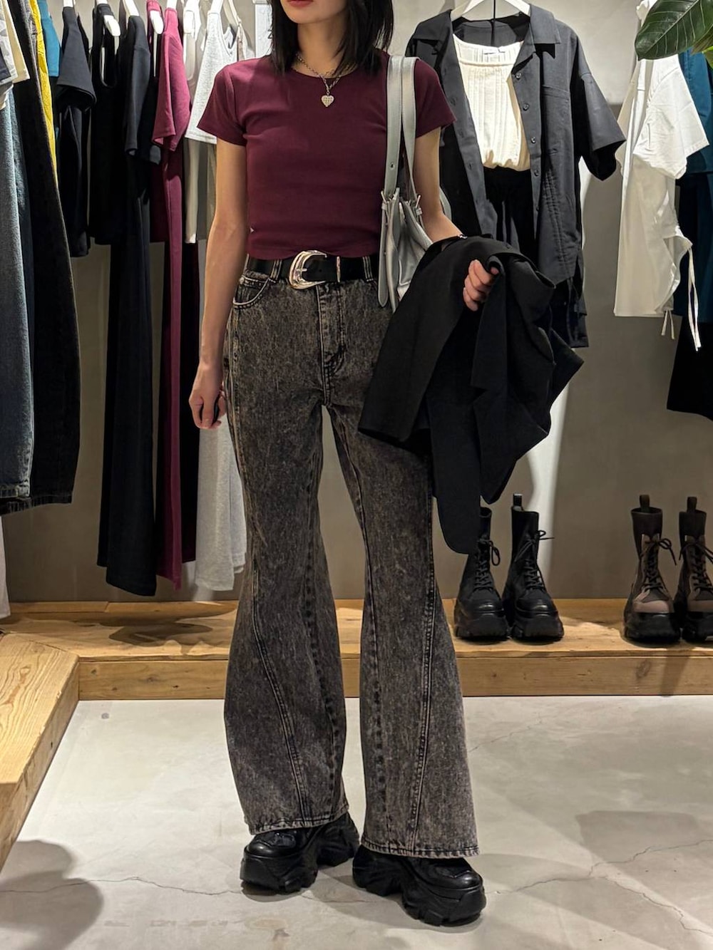 ブラック系のデニムパンツ、ブラック系のテーラードジャケット、シルバー系のハンドバッグを着用したレディースの春コーディネートの6枚目の写真