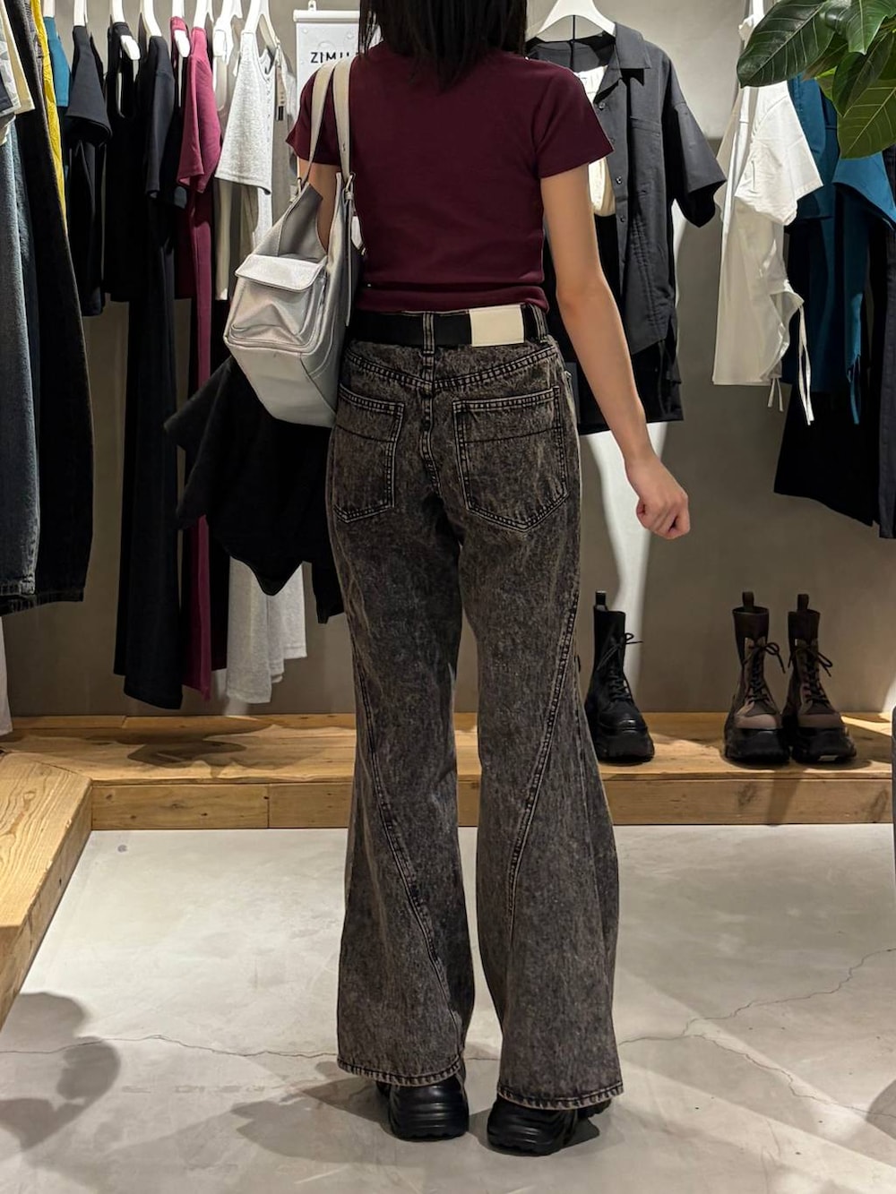 ブラック系のデニムパンツ、ブラック系のテーラードジャケット、シルバー系のハンドバッグを着用したレディースの春コーディネートの8枚目の写真