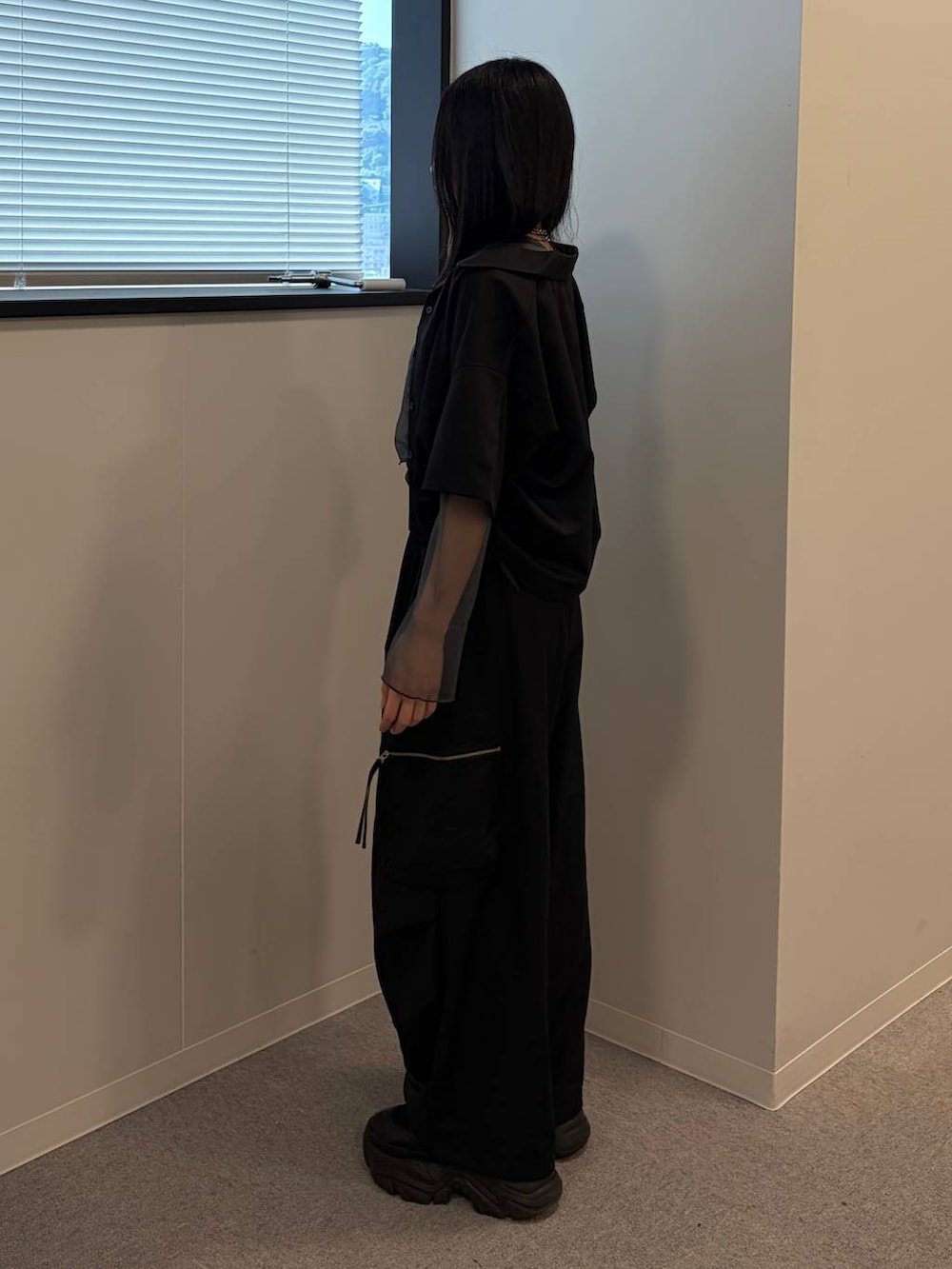 ブラック系のカーゴパンツ、グレー系のTシャツ/カットソー、ブラック系のシャツ/ブラウスを着用したレディースの夏コーディネートの2枚目の写真