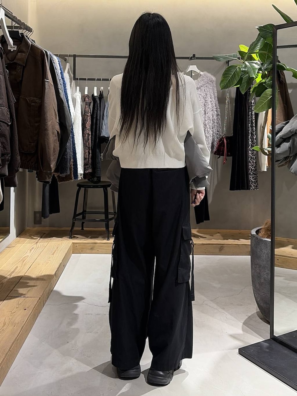 ブラック系のブーツ、グレー系のブルゾン、ブラック系のスラックスを着用したレディースの冬コーディネートの3枚目の写真